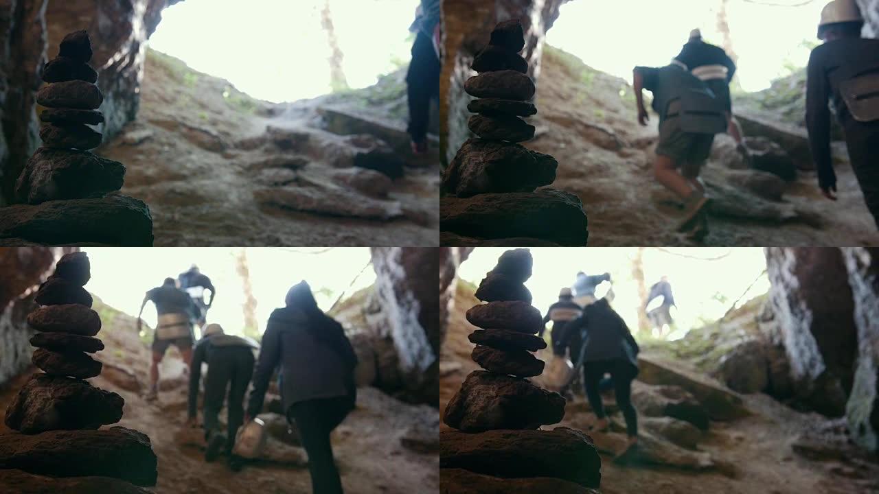 一群洞穴学家从洞穴中爬起来
