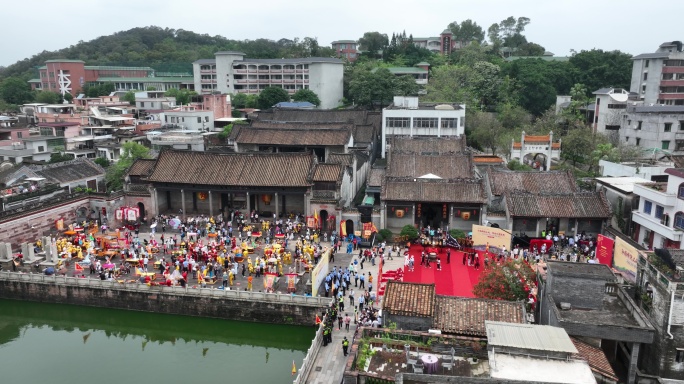 航拍广州番禺沙湾古镇飘色巡游全貌