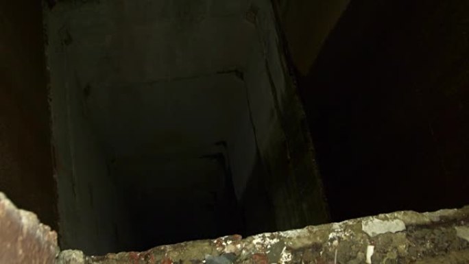 一个废弃旧建筑里的电梯井