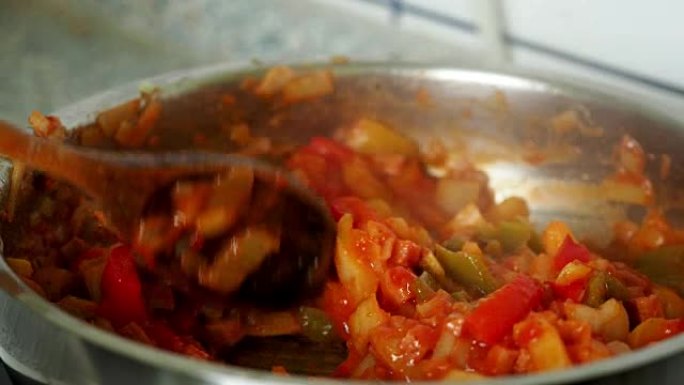 在煎锅上炸胡椒。在煎锅上炸五颜六色的蔬菜。