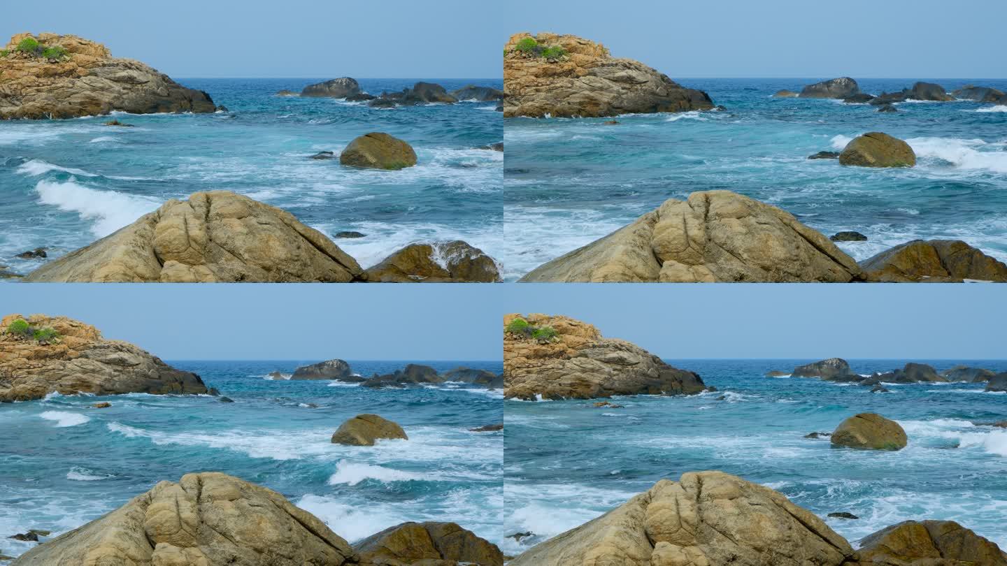 海浪拍打礁石岩石 波涛汹涌 海边浪花