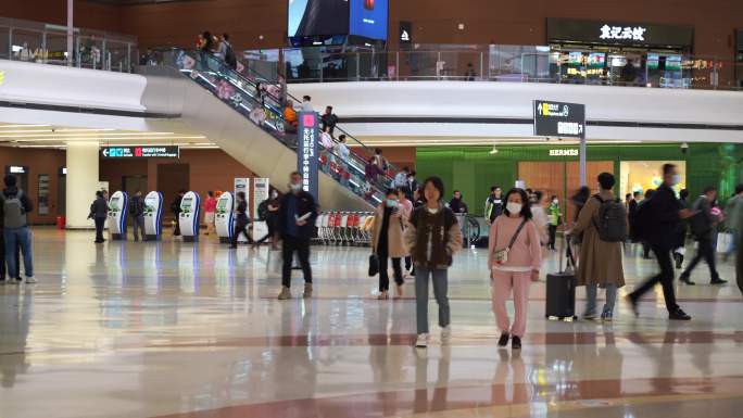 机场人流旅客人群行李箱的乘客登机旅行素材