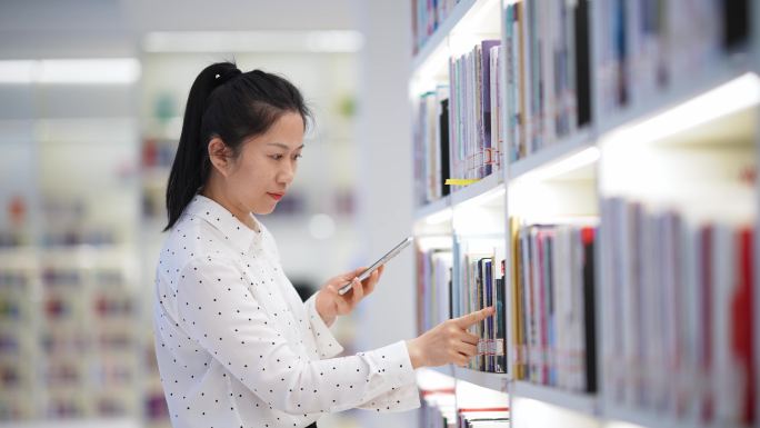 中年女性在图书馆阅读看书