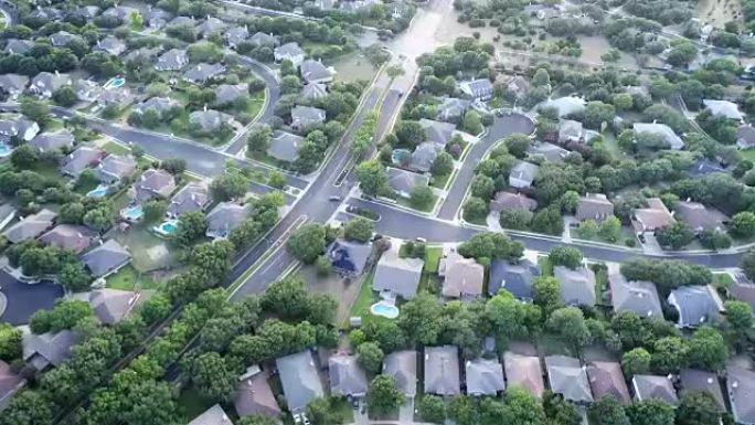 空中无人机角度俯视多个郊区社区之间的交叉路口