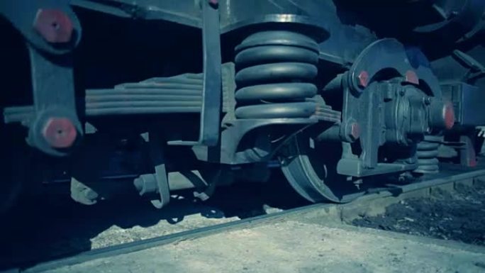 停止的铁路列车上强大的黑色金属车轮和弹簧