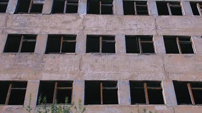 被摧毁的多层建筑有许多破碎的窗户。