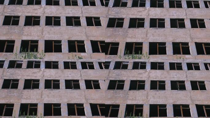 被摧毁的多层建筑有许多破碎的窗户。