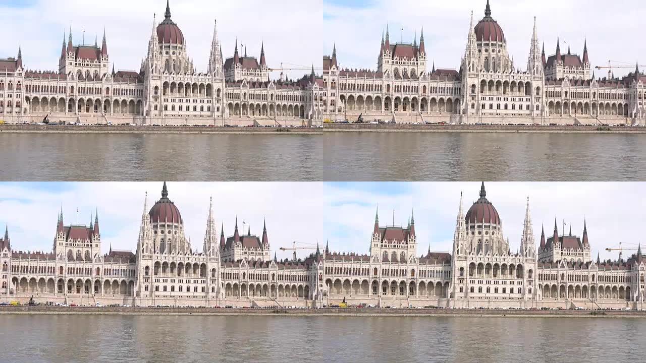 匈牙利议会大厦景观与观光船在匈牙利布达佩斯的多瑙河下午。
