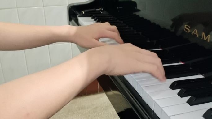 小学生弹钢琴音乐老师钢琴教学音乐兴趣班