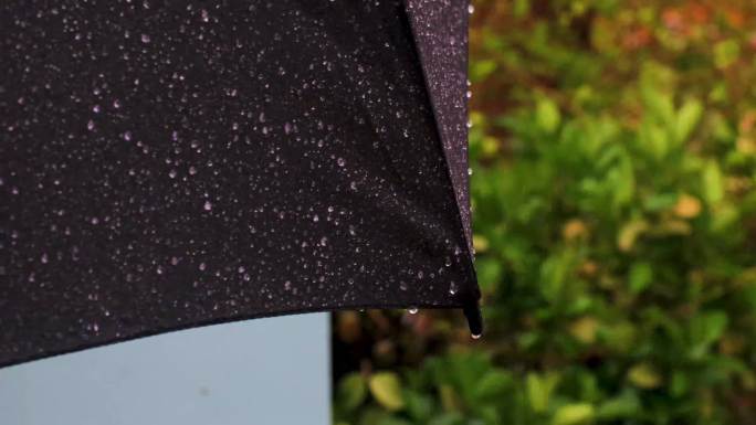 下雨天气雨水雨珠滑落雨伞实拍