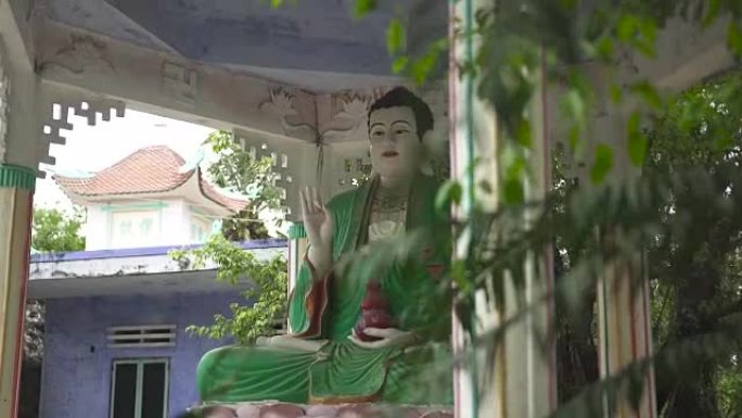 佛塔绿衣坐佛雕像。古代寺庙中的雕塑佛像。亚洲宗教和文化