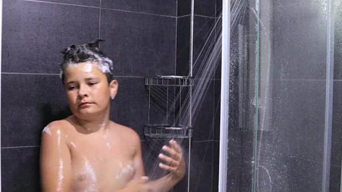 正在洗澡的小男孩