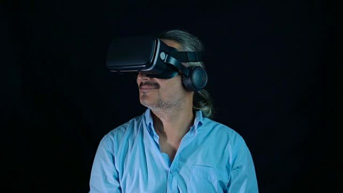 戴虚拟现实谷歌/虚拟现实眼镜的成年男子