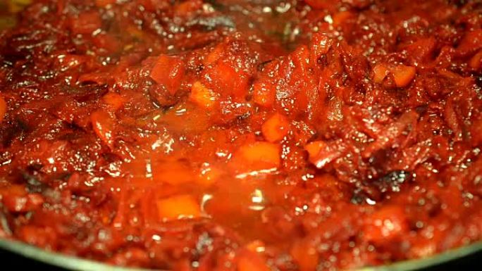 切碎的甜菜和胡萝卜在油锅中油炸。