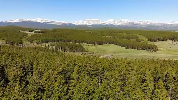 从上面看美国怀俄明州黄石国家公园附近美丽的风景。鸟瞰图无人机拍摄