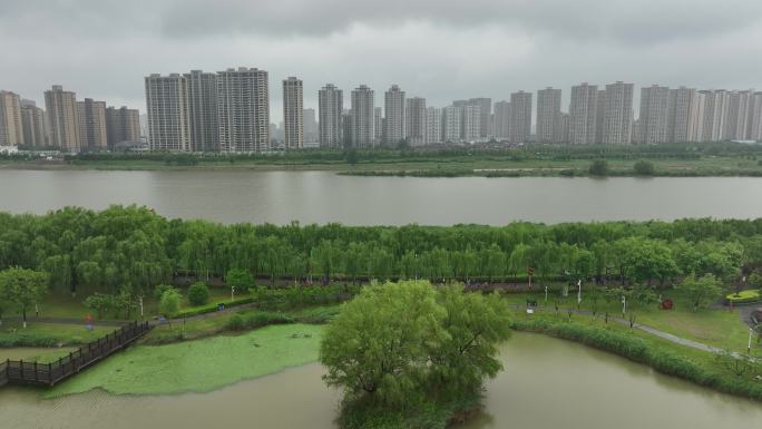 雨天迷你马拉松欢呼招手航拍城市欢乐跑