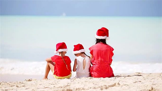 暑假快乐妈妈和戴着圣诞老人帽子的小女孩