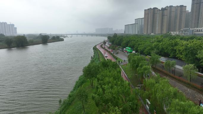 雨天迷你马拉松欢呼招手航拍城市欢乐跑