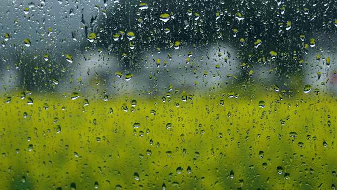 雨水落在车窗玻璃上