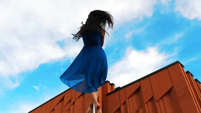 穿着蓝色连衣裙的年轻女子在户外跳钢管舞