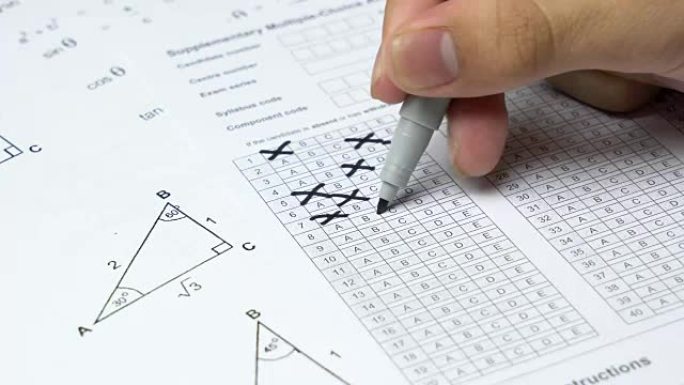 亚洲学生在数学科目中通过随机猜测答案进行填充方盒考试。