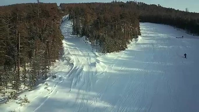 鸟瞰图: 滑雪者走下斜坡