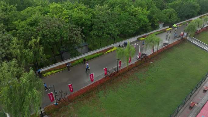 雨天迷你马拉松欢呼招手航拍城市欢乐跑