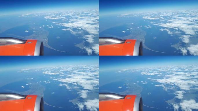 从飞机窗户到蓝天白云的美景，白云漂浮在地面上