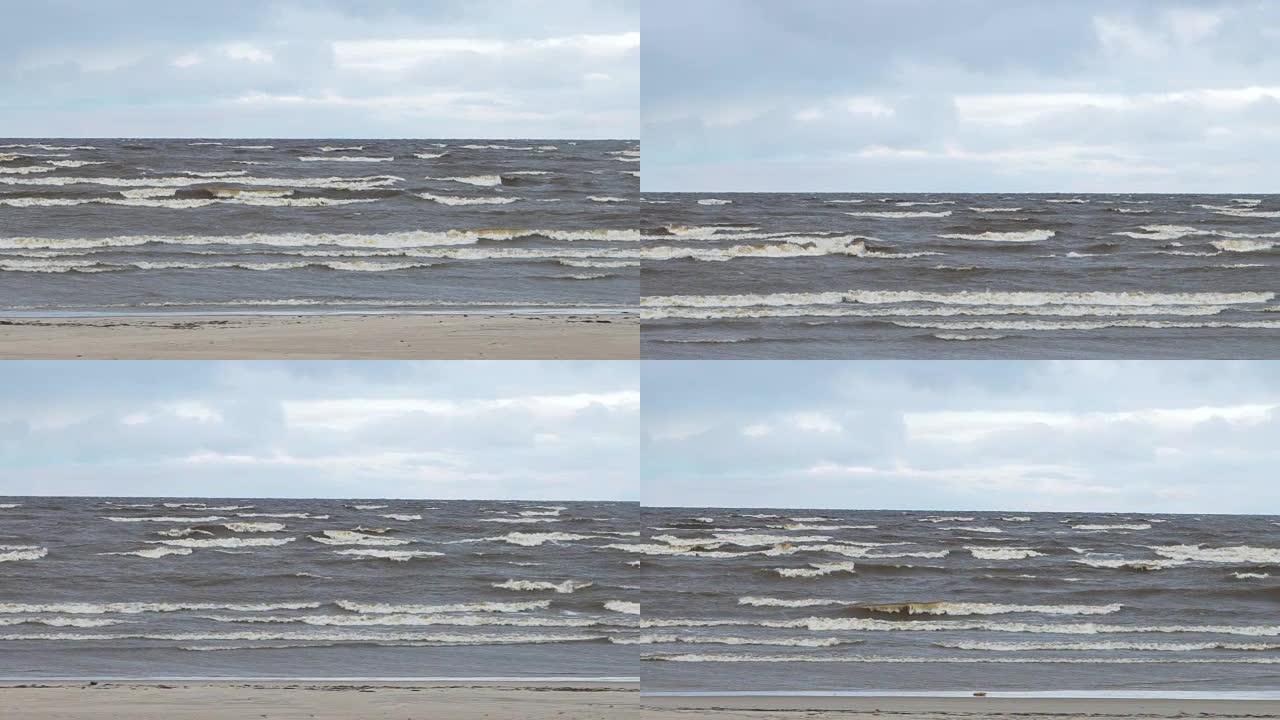 蓝天下有海鸥的暴风雨大海。视频。美丽的海景，有鸟类、波浪、白色泡沫、微风、飞溅、沙子