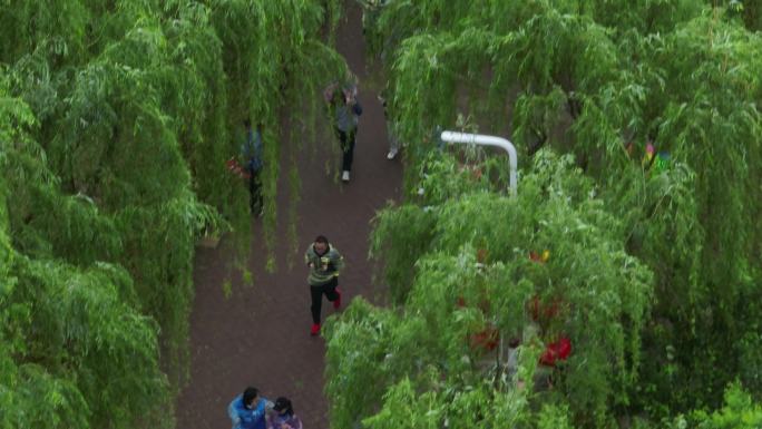 雨天迷你马拉松欢呼招手航拍城市欢乐跑