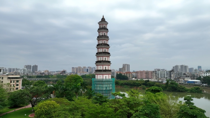 航拍广东茂名市宝光塔全景