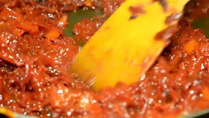切碎的甜菜和胡萝卜在油锅中油炸。