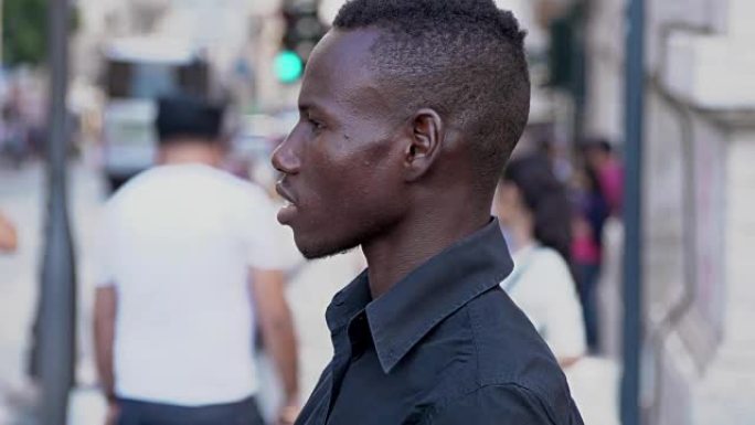 年轻的美国非洲裔男子站在街上-轮廓-慢动作