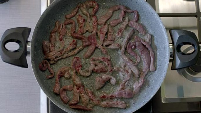 肉在锅里煎