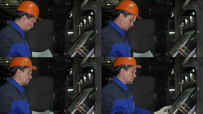 操作员监控生产线的控制面板。塑料水管制造厂。利用水和气压在机床上制作塑料管的过程。