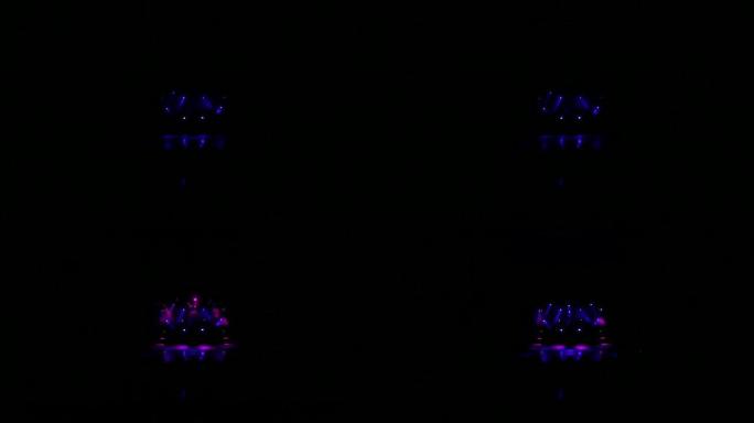 黑暗中空荡荡的音乐会舞台上的彩灯。