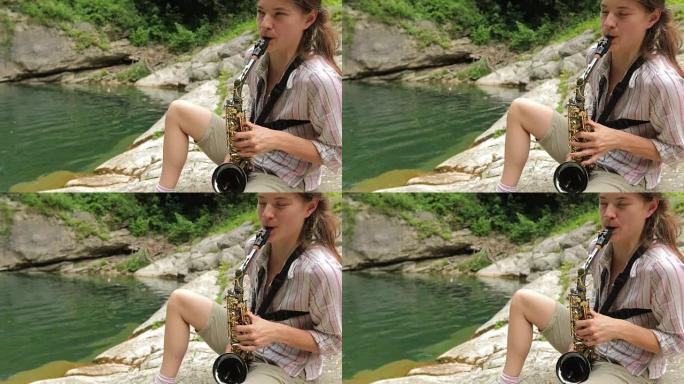 年轻的成年女性在大自然的水中演奏萨克斯管