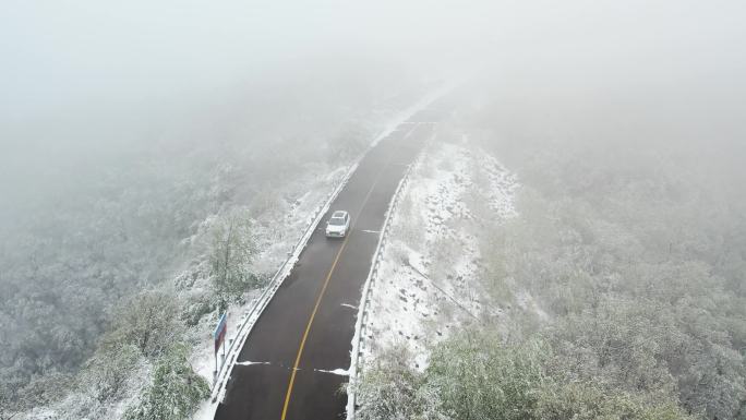 汽车行驶在云雾风雪中