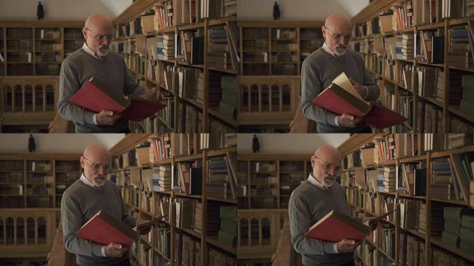 成熟的教授正站在古董图书馆看书