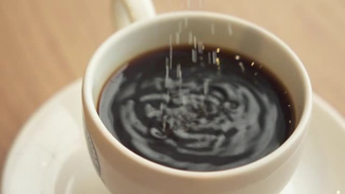 超级慢动作糖倒入浓缩咖啡
