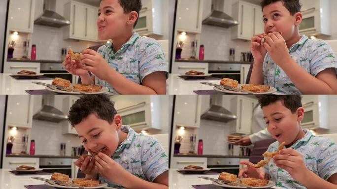 小男孩喜欢吃烤面包当早餐