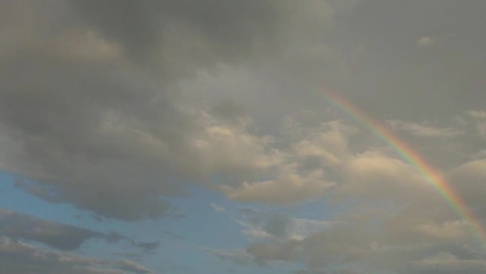 天空中彩虹的颜色消失了