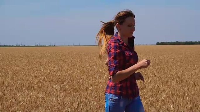 在小麦旱田上奔跑的年轻女子的慢动作