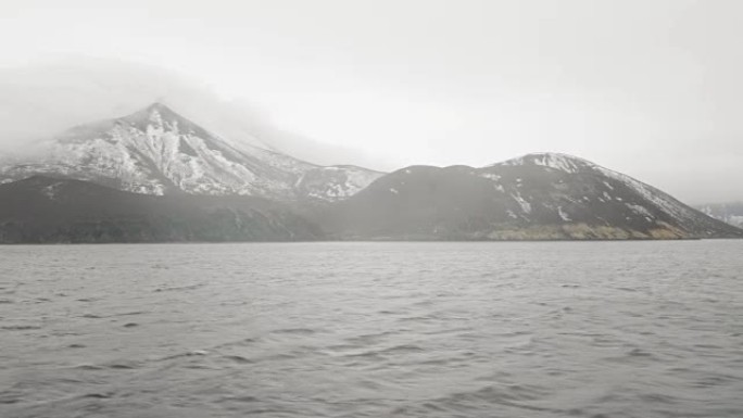 美丽的风景山，雪峰和寒冷的海水