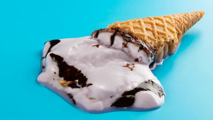 反向工作室拍摄红薯风味冰淇淋在蓝色延时融化