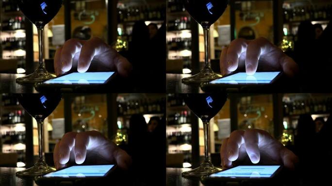 在酒吧的欢乐时光里，一名男子在黑暗中滚动他的智能手机