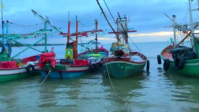 泰国华欣海滩上的渔夫船