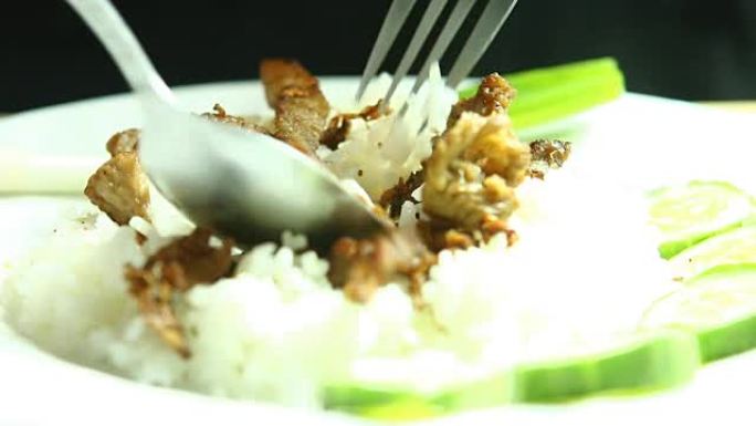 米饭上的大蒜炒猪肉，泰国菜
