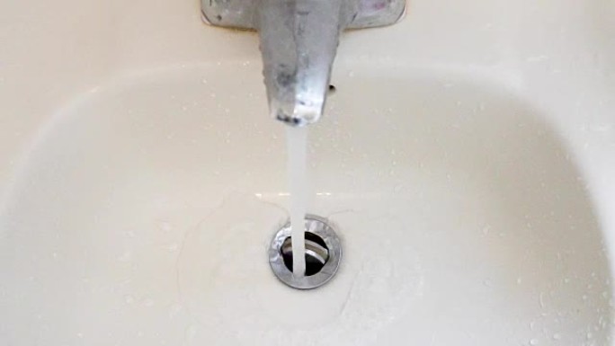 浴室里有水的水龙头。水滴。慢动作120 fps。