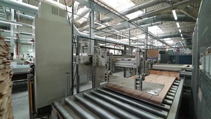 自动输送机使许多拼花板在制造工厂中快速移动